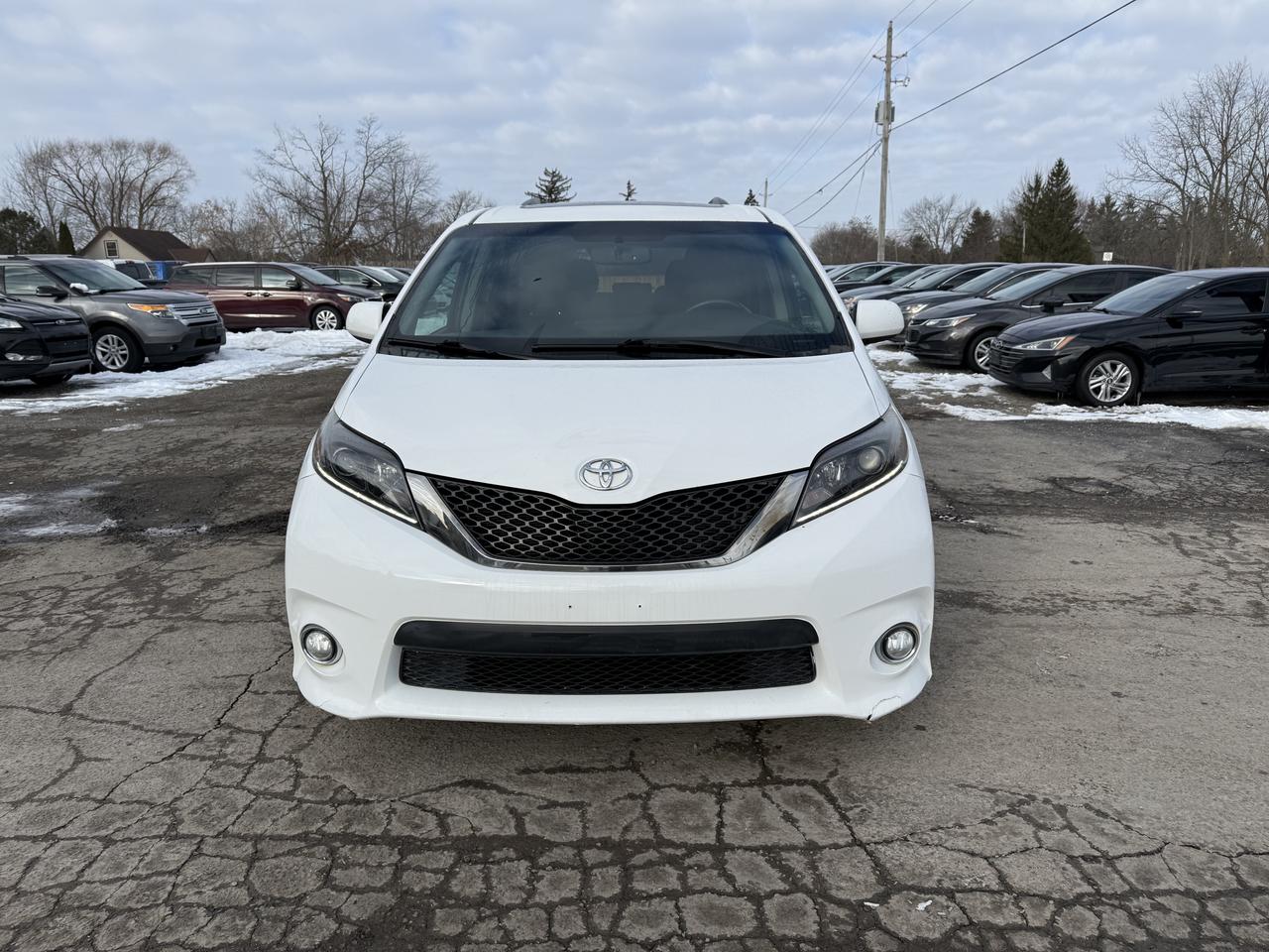2015 Toyota Sienna SE Photo3