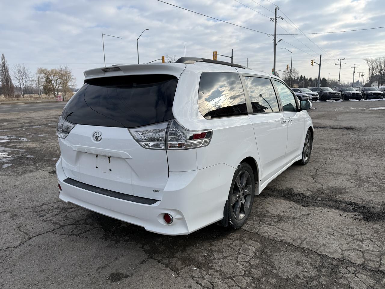 2015 Toyota Sienna SE Photo2