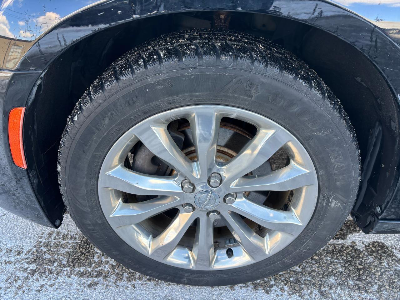 2018 Chrysler 300 300 Touring AWD - Photo #11