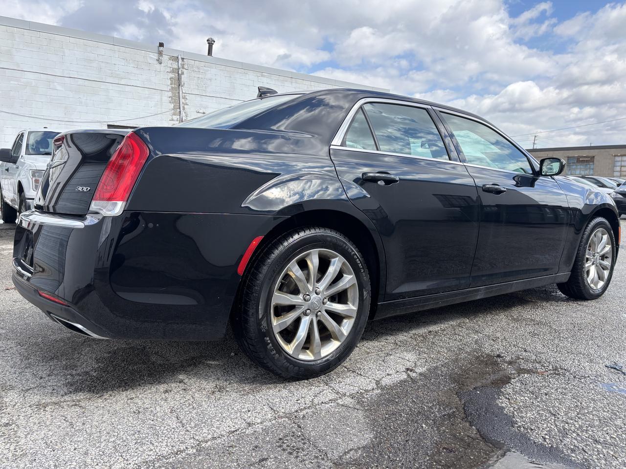 2018 Chrysler 300 300 Touring AWD - Photo #7