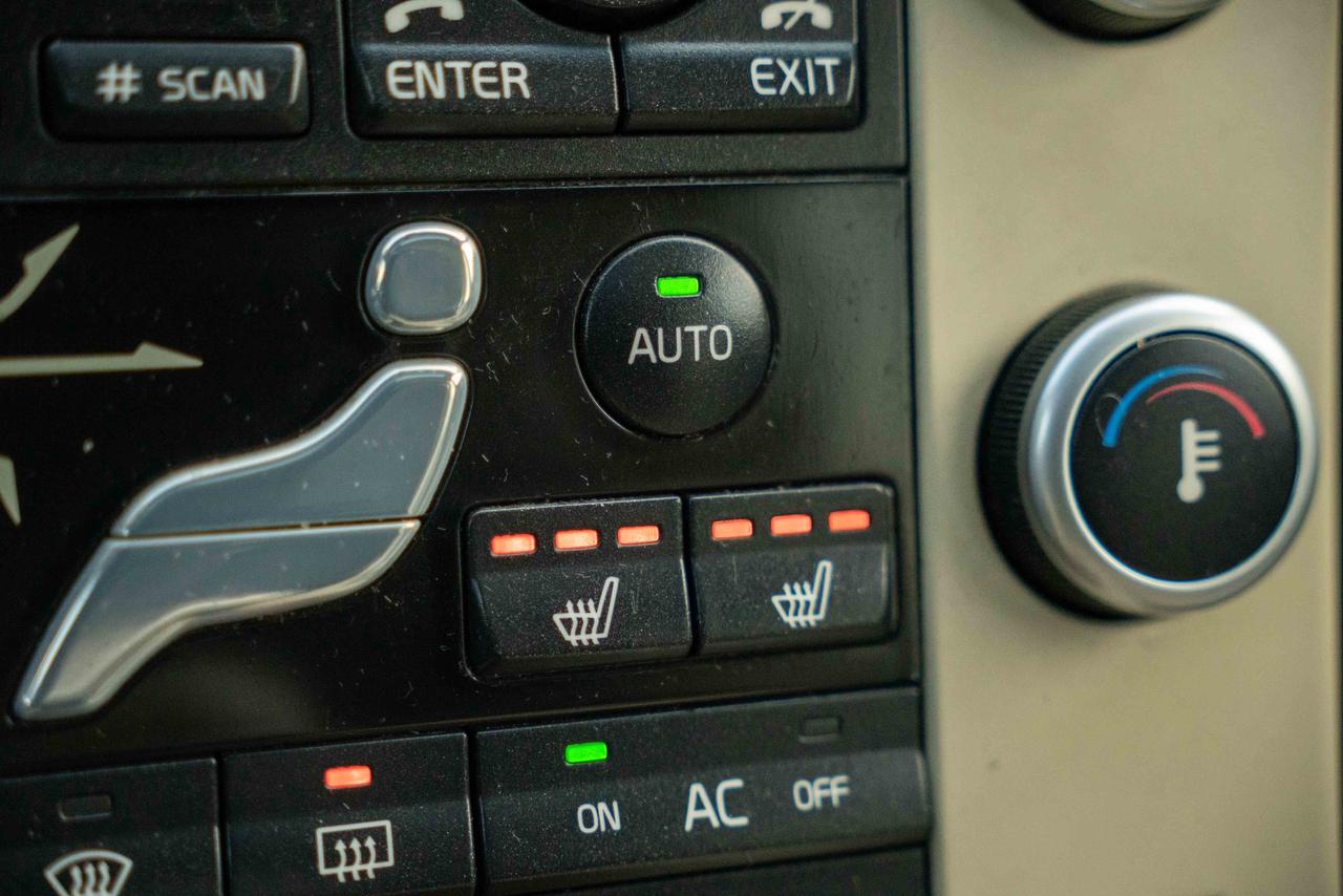 2009 Volvo XC70 T6 AWD WAGON Photo