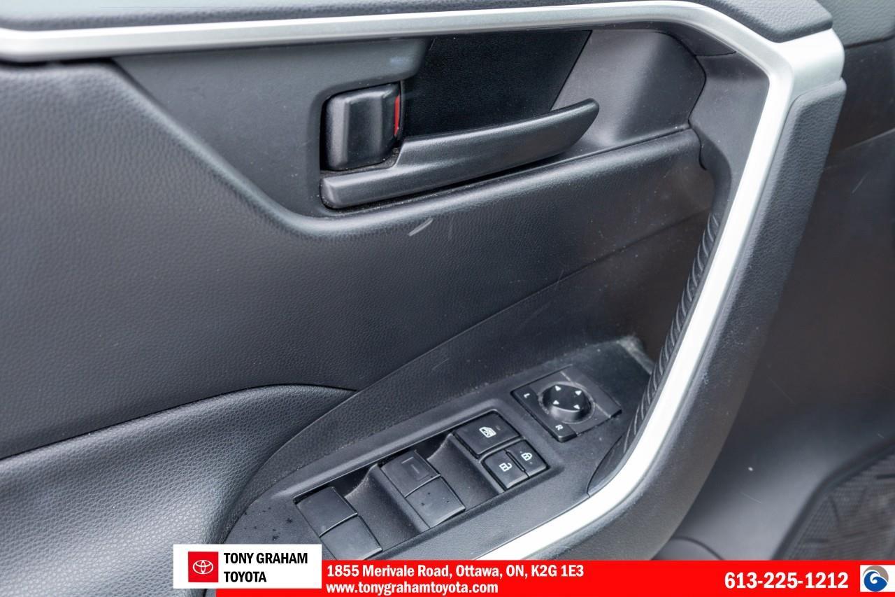 2020 Toyota RAV4 LE Photo