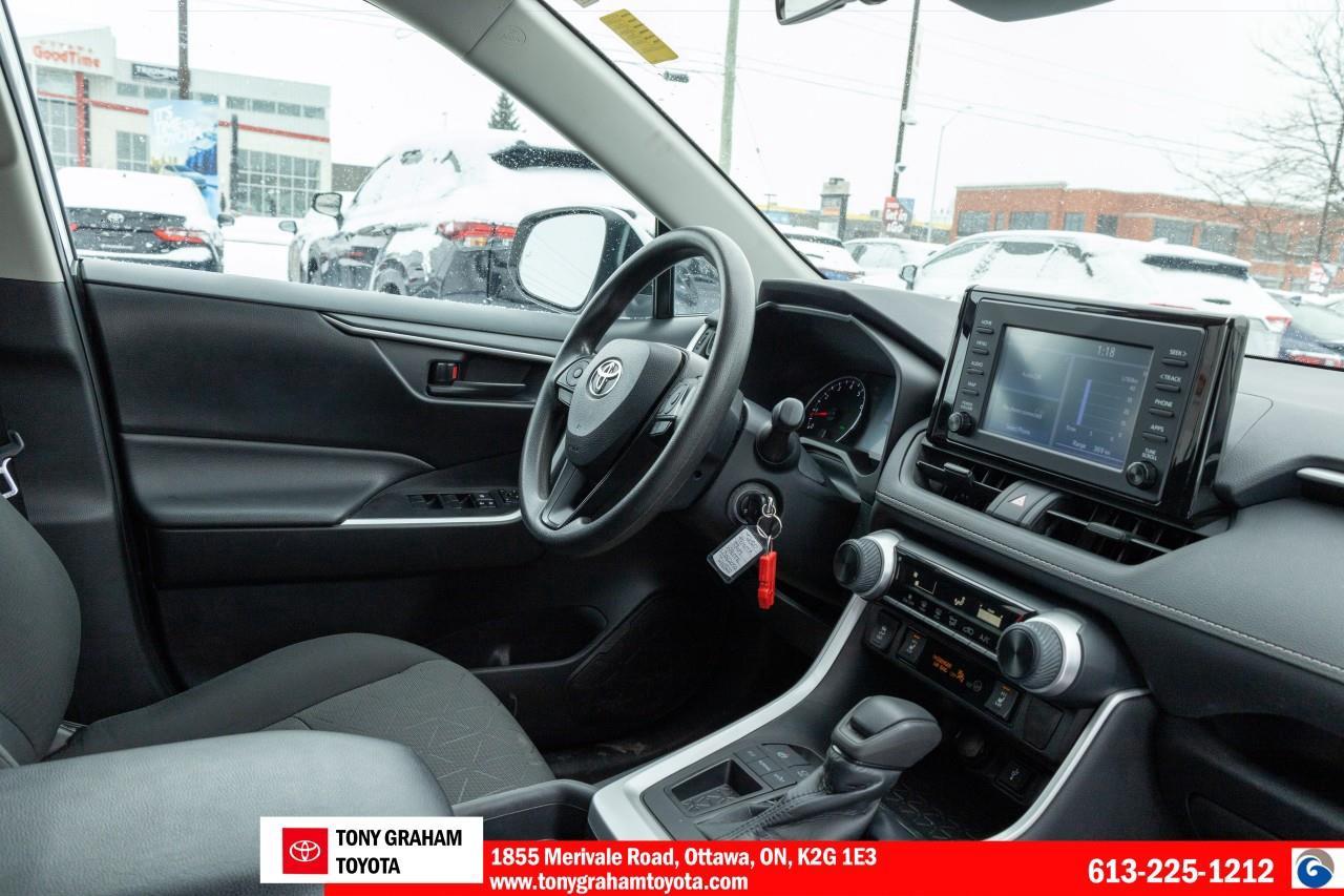2020 Toyota RAV4 LE Photo