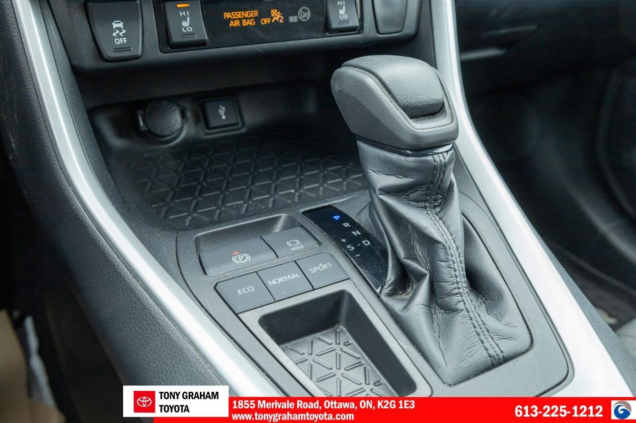 2020 Toyota RAV4 LE Photo