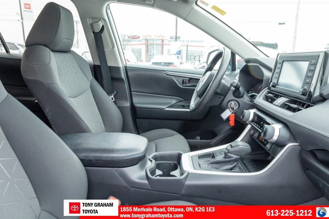2020 Toyota RAV4 LE Photo