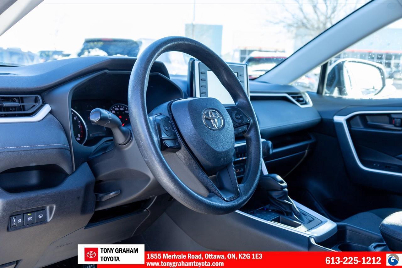 2020 Toyota RAV4 LE Photo
