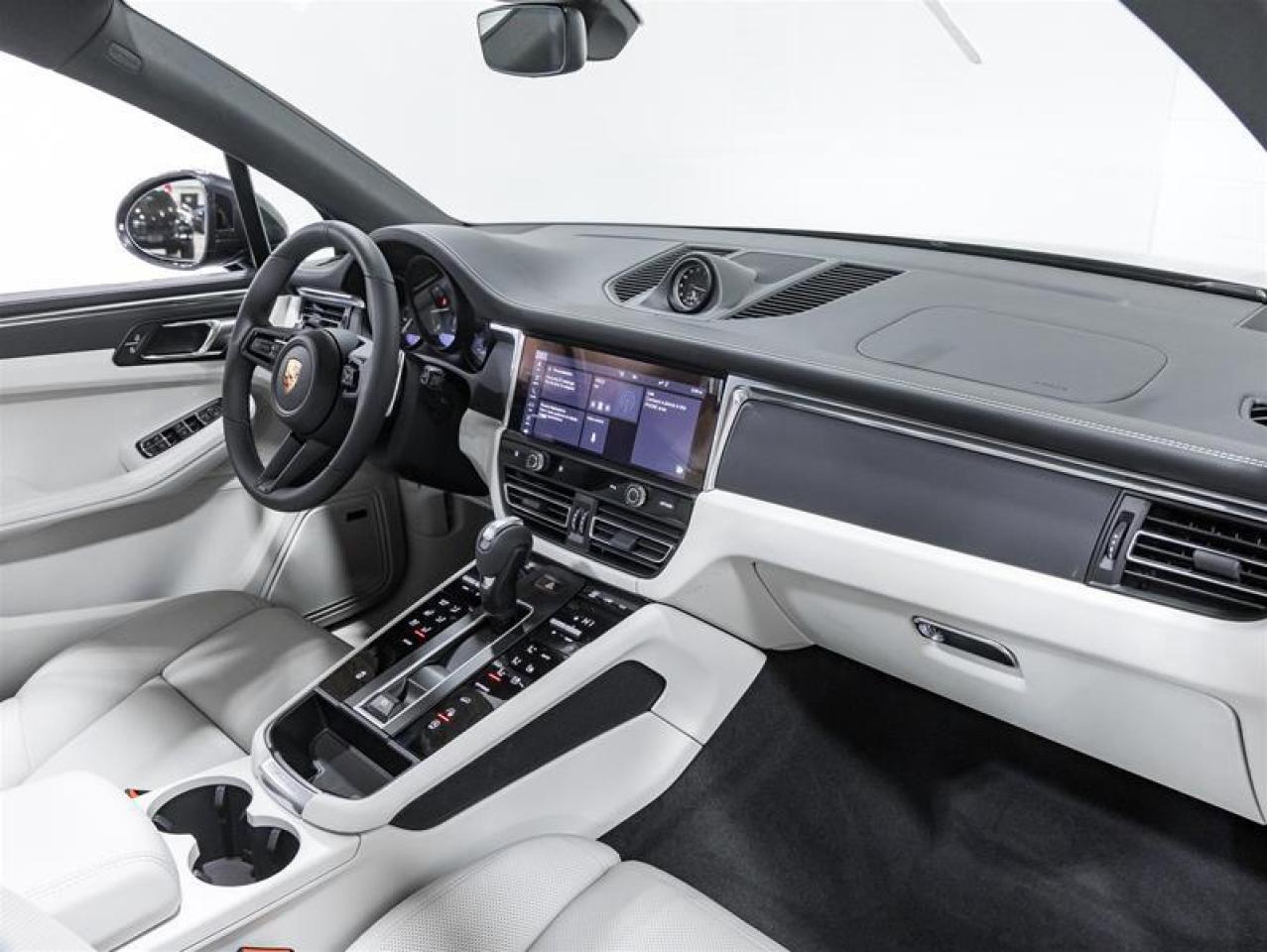 2026 Porsche Macan  Photo