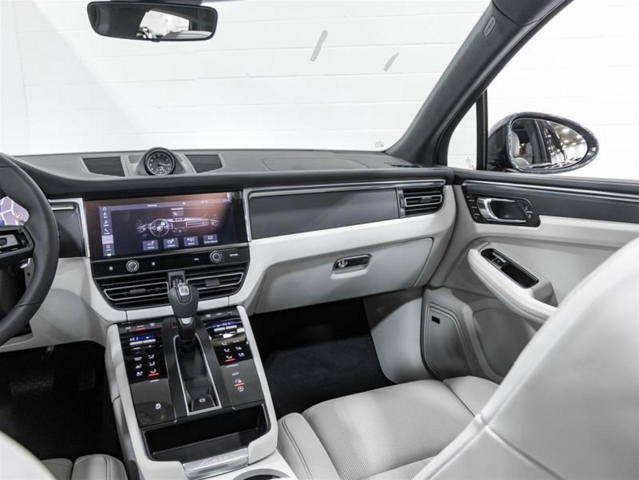 2026 Porsche Macan  Photo