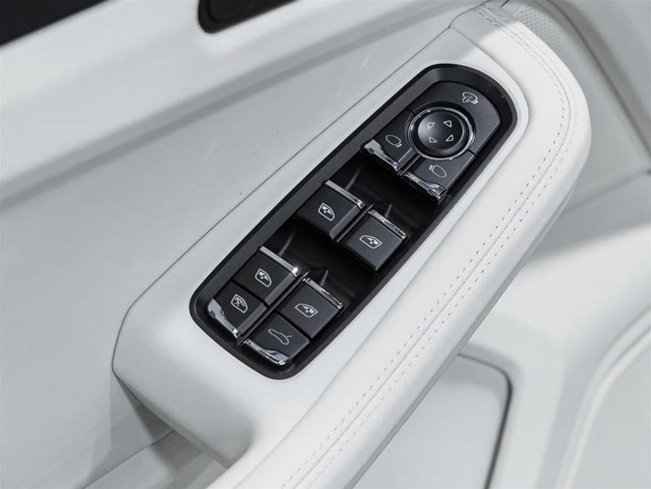 2026 Porsche Macan  Photo