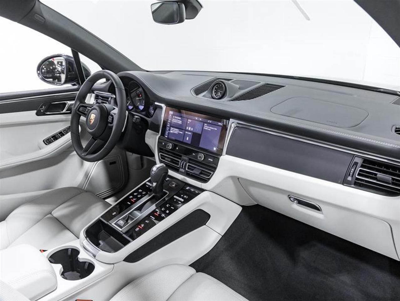 2026 Porsche Macan  Photo