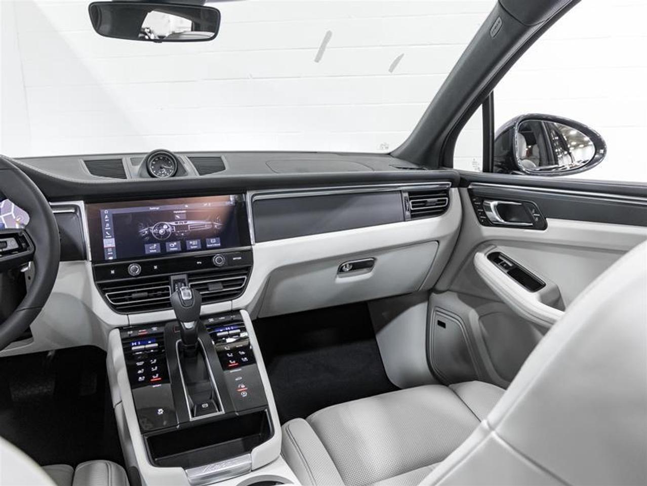 2026 Porsche Macan  Photo