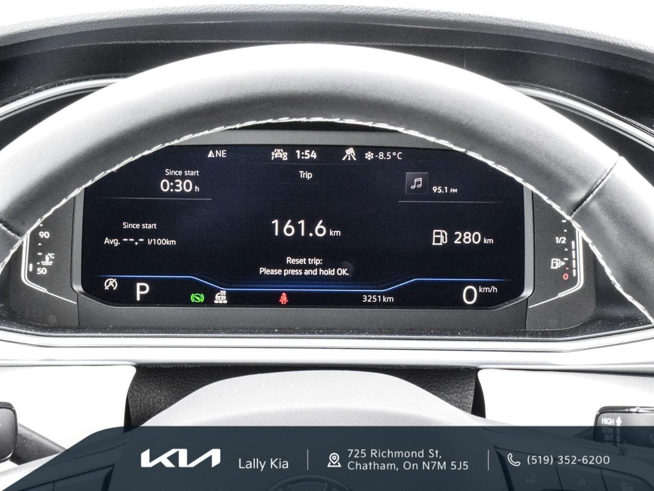 2025 Volkswagen Taos Comfortline New Arrival | Low KMs | Clean CarFax | Leather Photo