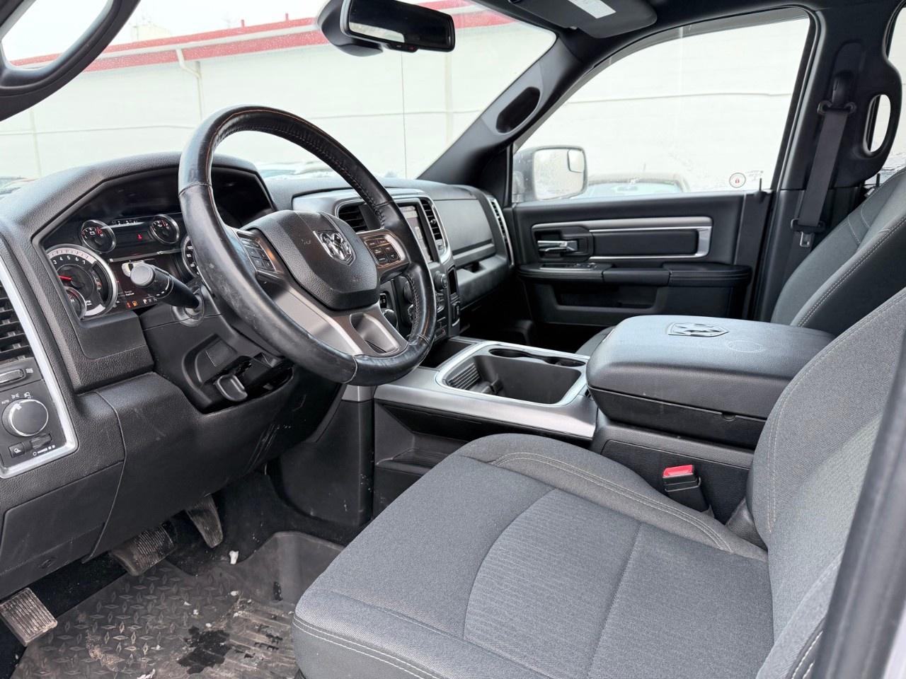 2021 RAM 1500 Classic WARLOCK 4X4 CREW CAB 5'7" BOX Photo