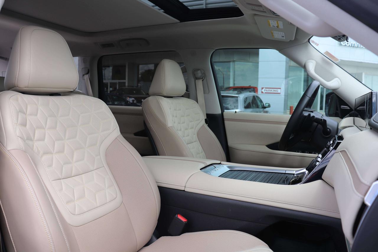 2025 Nissan Armada PLATINUM ALMOND INTERIOR MANAGER SPECIAL SAVE OVER Photo
