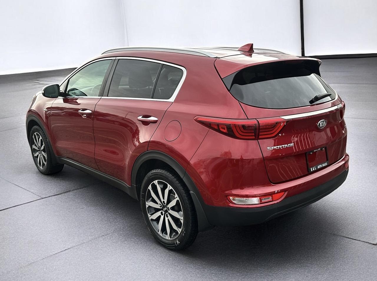 2017 Kia Sportage EX Tech ~ AWD ~ LEATHER ~ CARPLAY Photo
