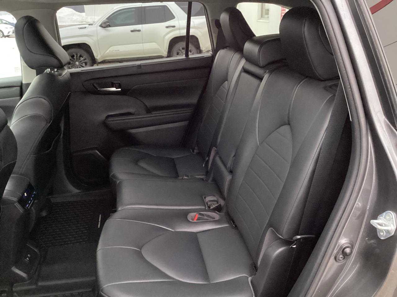 2021 Toyota Highlander XLE AWD Photo