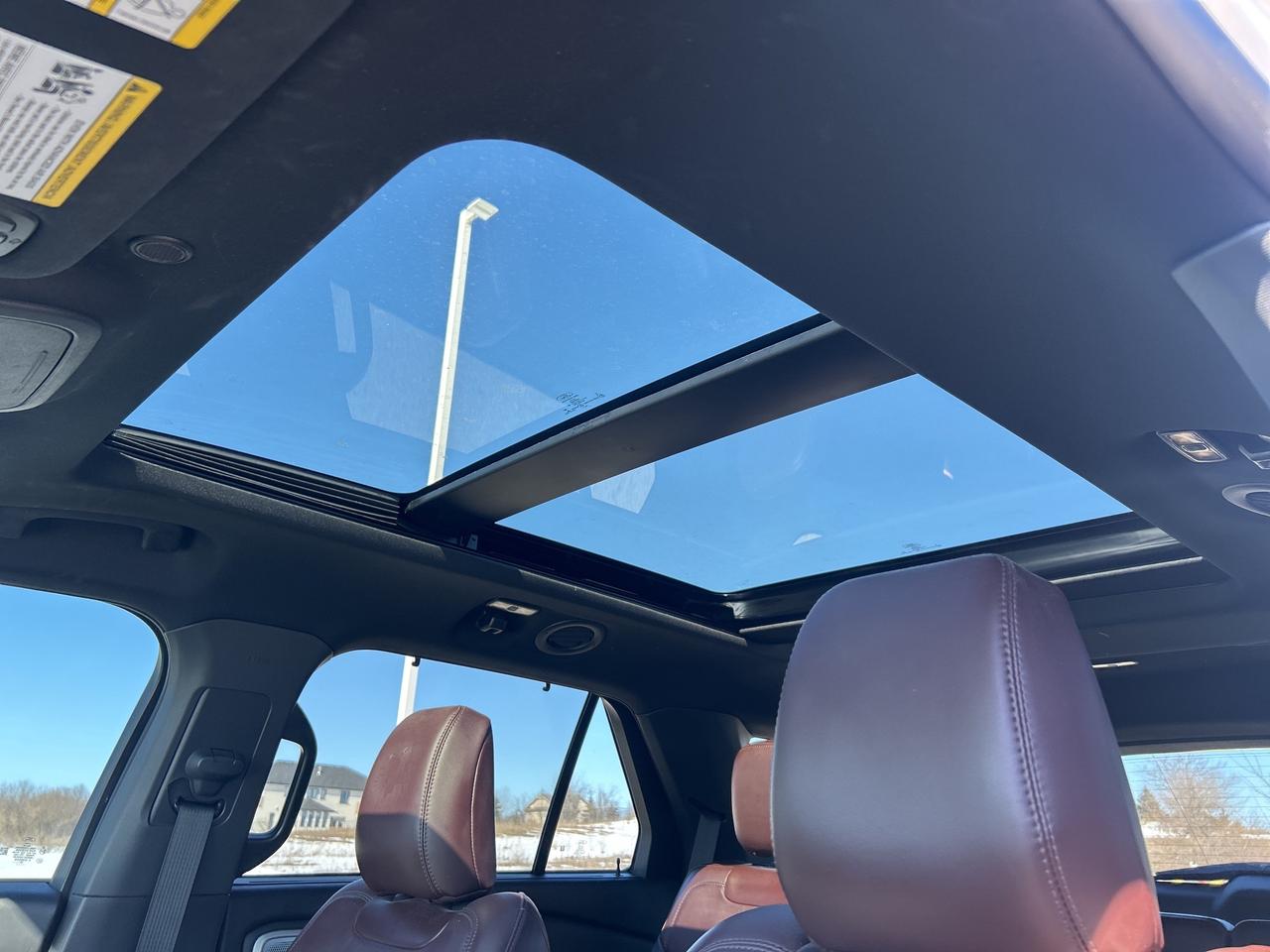 2020 Ford Explorer Platinum AWD   Nav  Pano Roof  Heated/Cooled Seats Photo