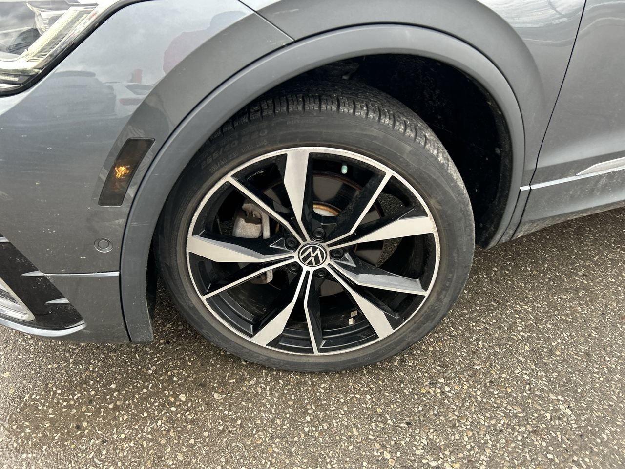 2022 Volkswagen Tiguan Highline 2.0T 8sp at w/Tip 4M NEW BRAKES  Alloy Wh Photo