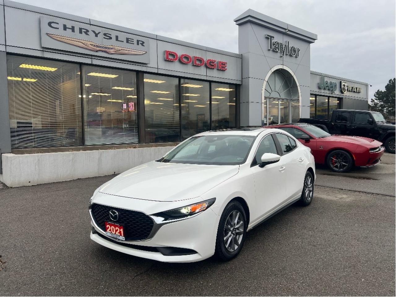2021 Mazda MAZDA3 GS Auto *SUNROOF *LEATHER *LOW KMS *CLEAN CARFAX Photo2