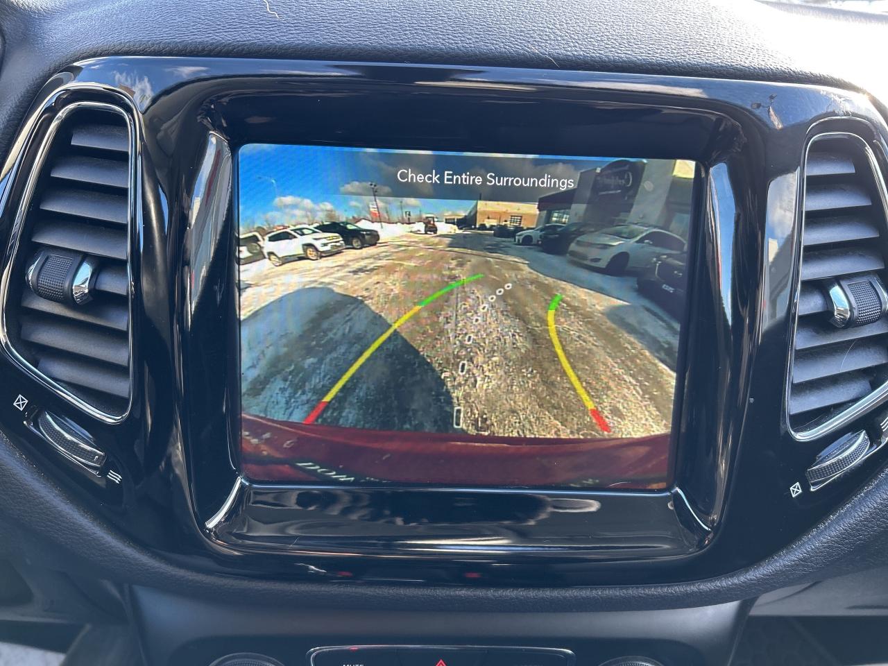 2021 Jeep Compass Altitude 4x4 w/Leather, NAV, Remote Start Photo