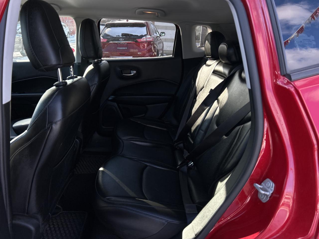 2021 Jeep Compass Altitude 4x4 w/Leather, NAV, Remote Start Photo