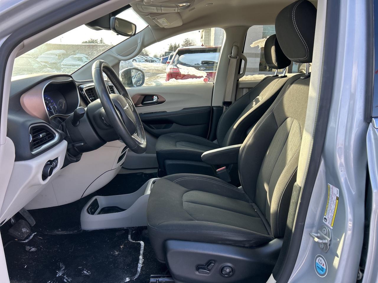 2023 Chrysler Grand Caravan SXT w/Stow n Go, Heated Seats, Pwr Doors/Tailgate Photo