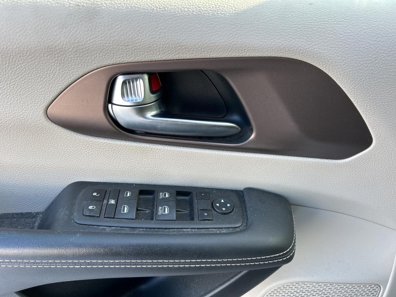 2023 Chrysler Grand Caravan SXT w/Stow n Go, Heated Seats, Pwr Doors/Tailgate Photo