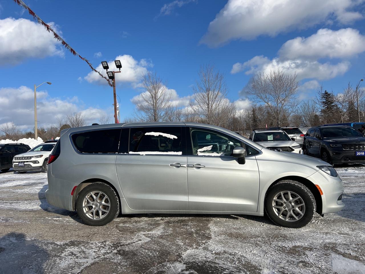 2023 Chrysler Grand Caravan SXT w/Stow n Go, Heated Seats, Pwr Doors/Tailgate Photo3