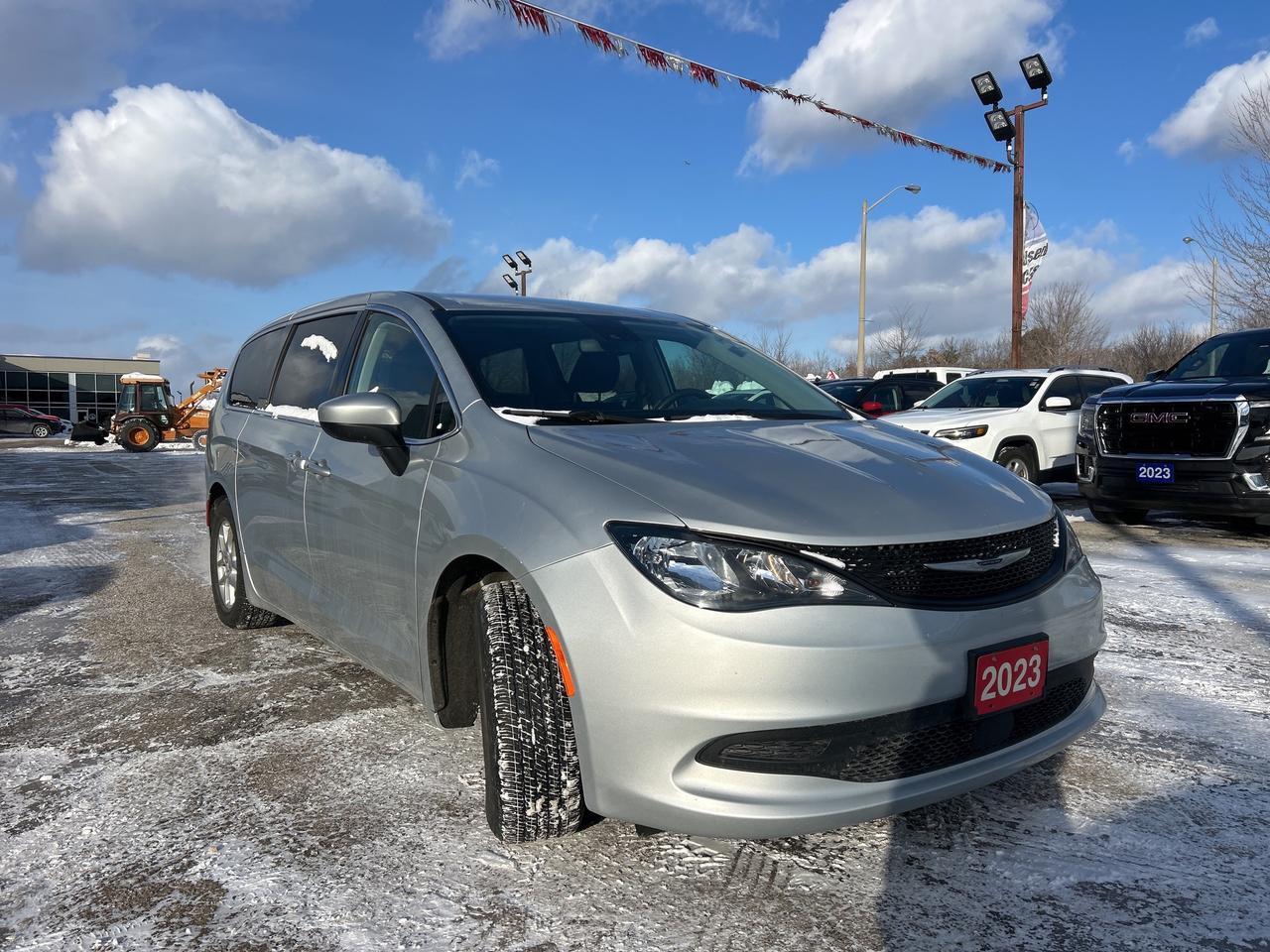 2023 Chrysler Grand Caravan SXT w/Stow n Go, Heated Seats, Pwr Doors/Tailgate Photo2