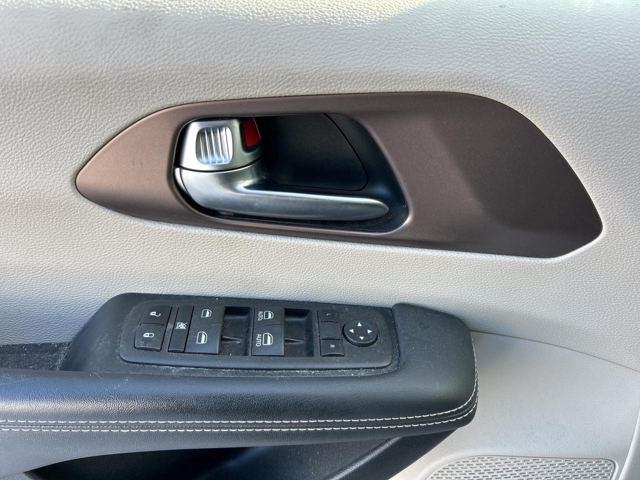 2023 Chrysler Grand Caravan SXT w/Stow n Go, Heated Seats, Pwr Doors/Tailgate Photo