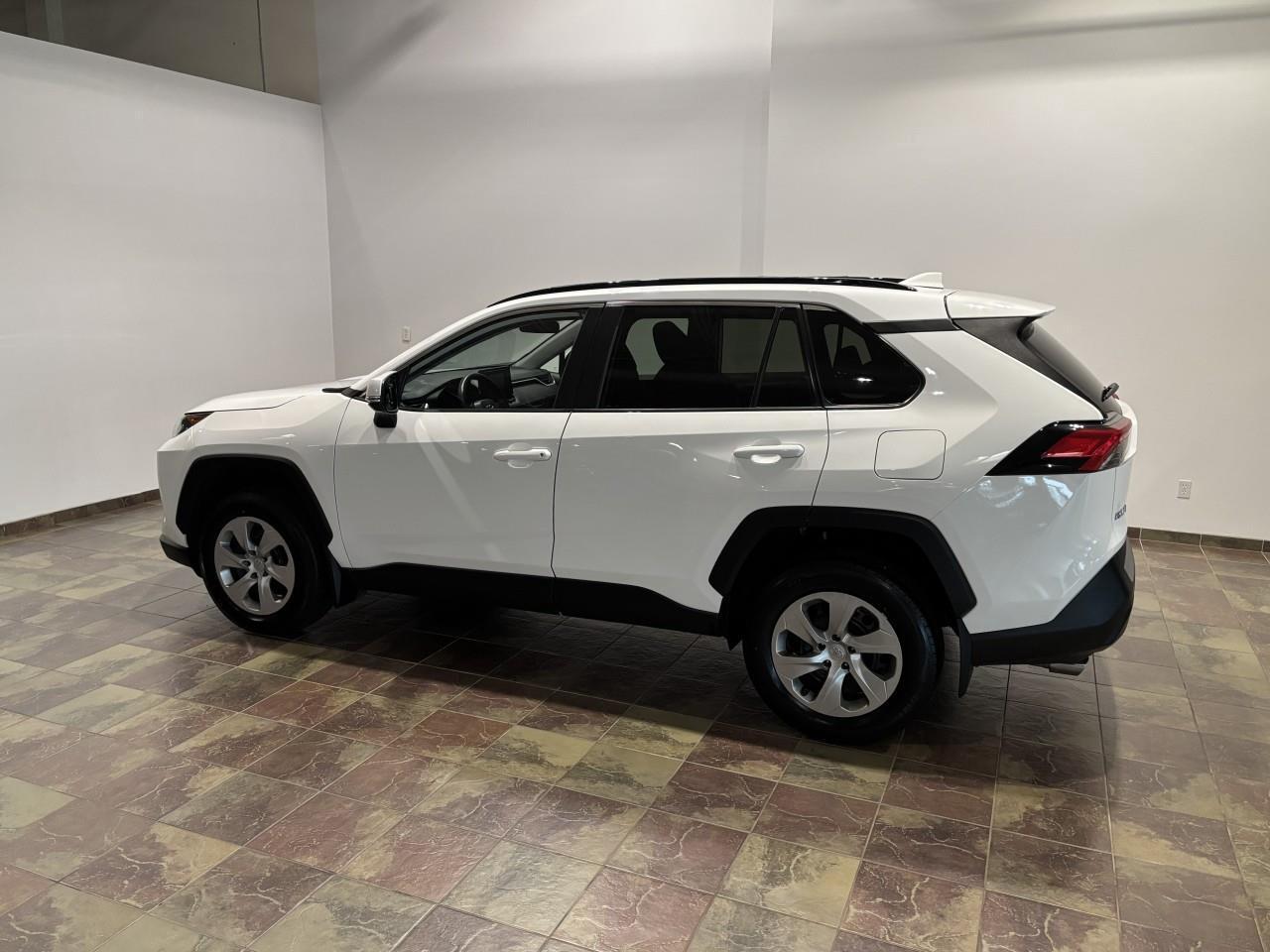 2020 Toyota RAV4 LE Photo4