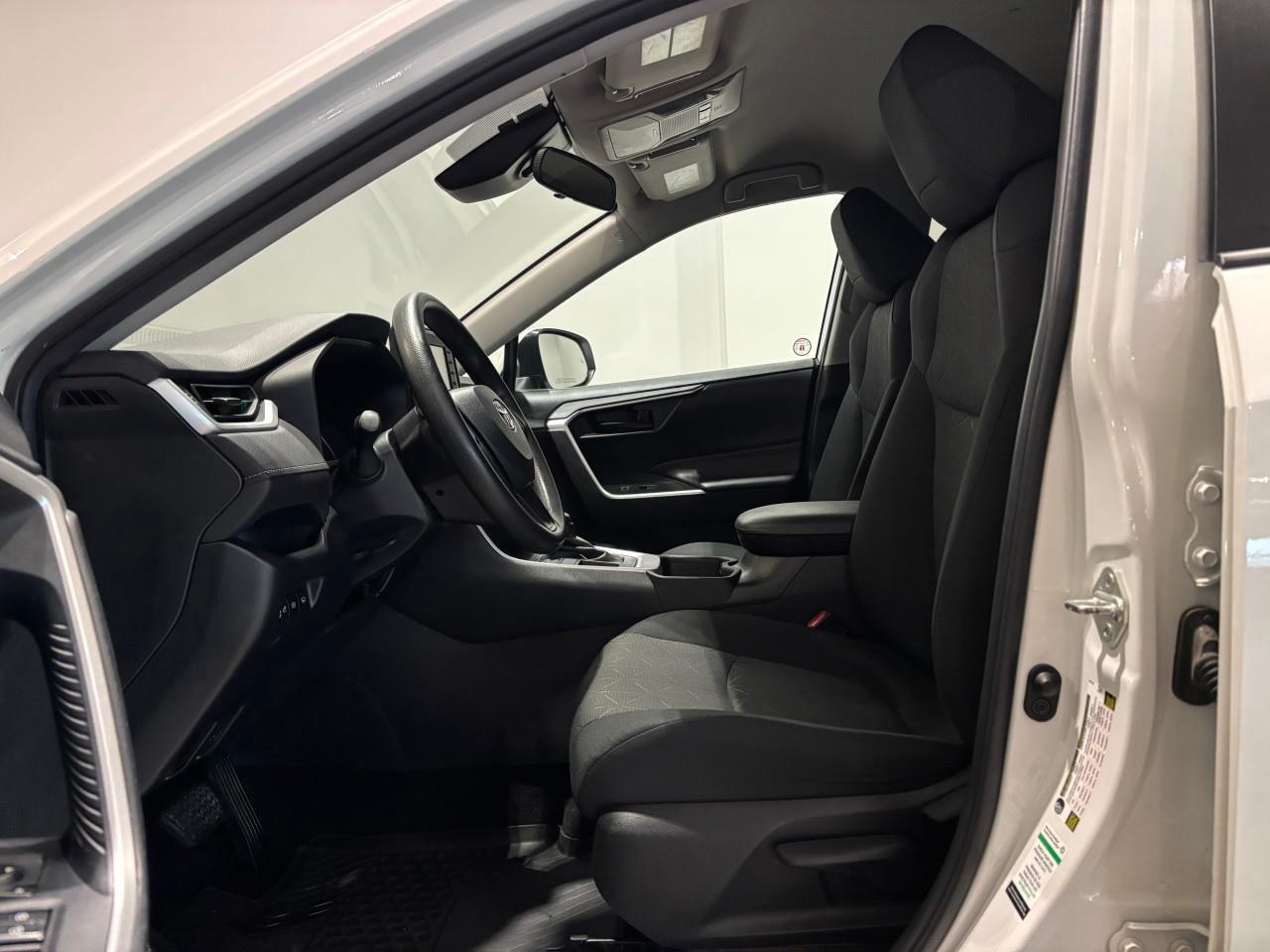 2020 Toyota RAV4 LE Photo