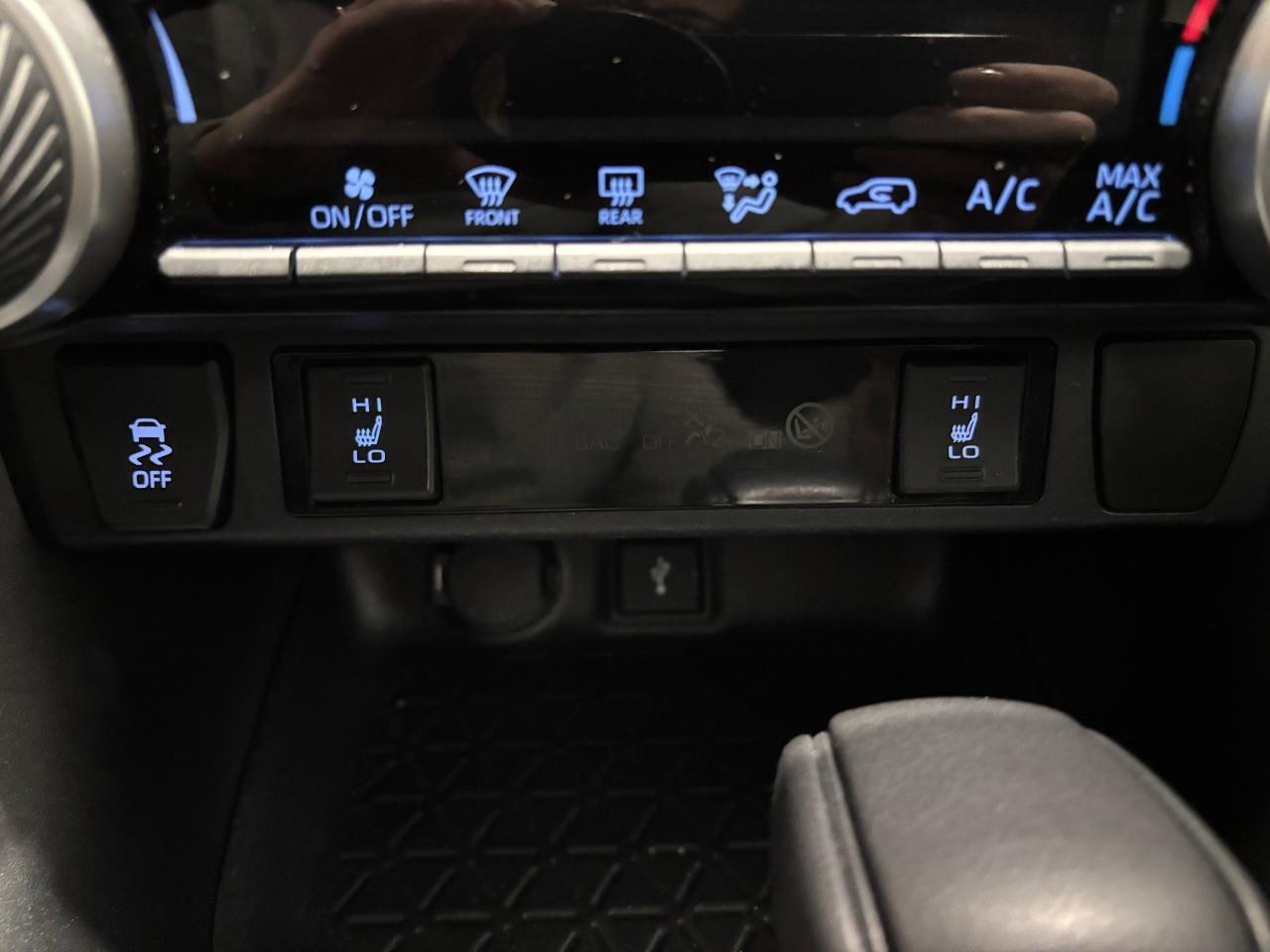 2020 Toyota RAV4 LE Photo