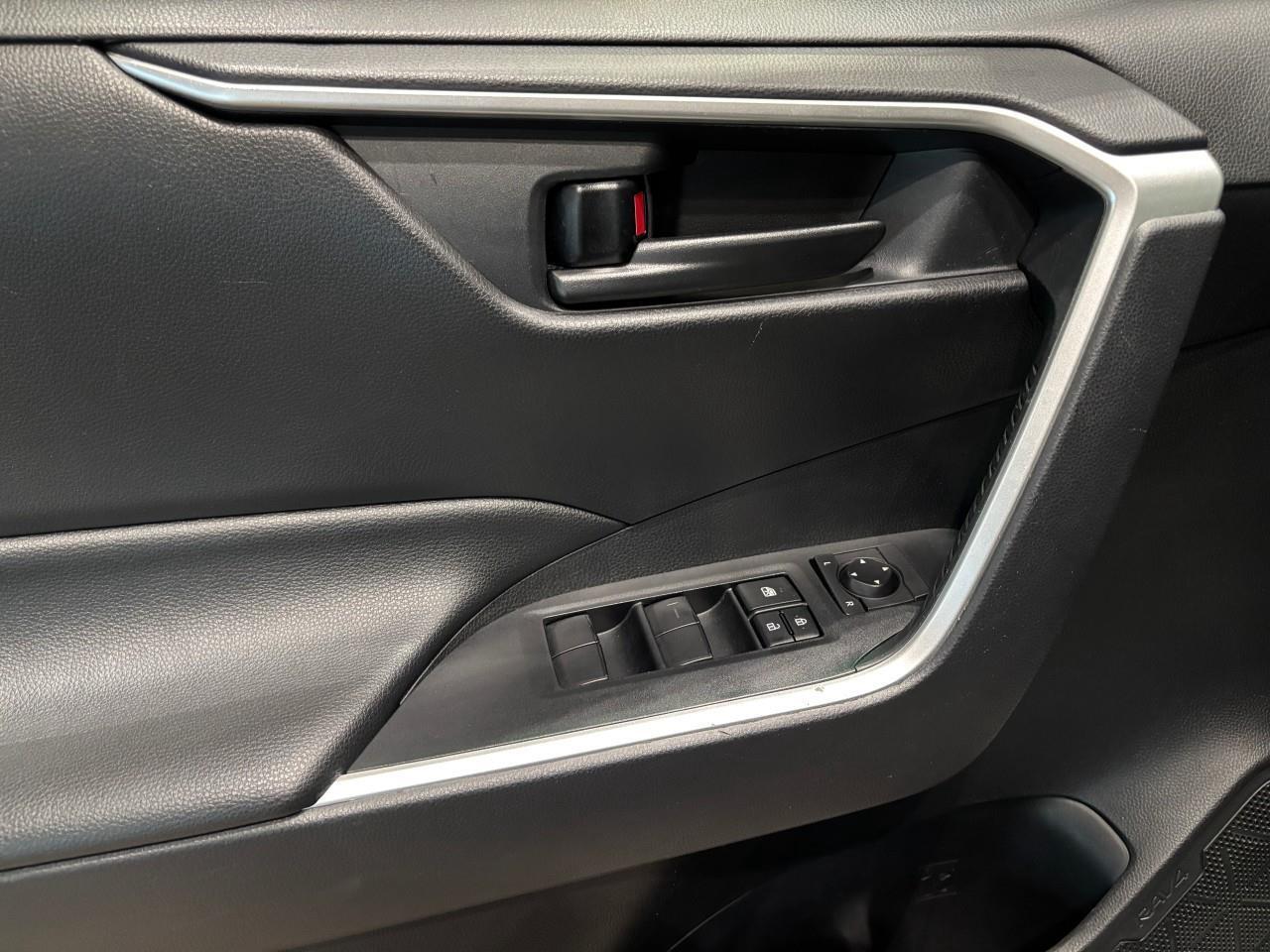 2020 Toyota RAV4 LE Photo