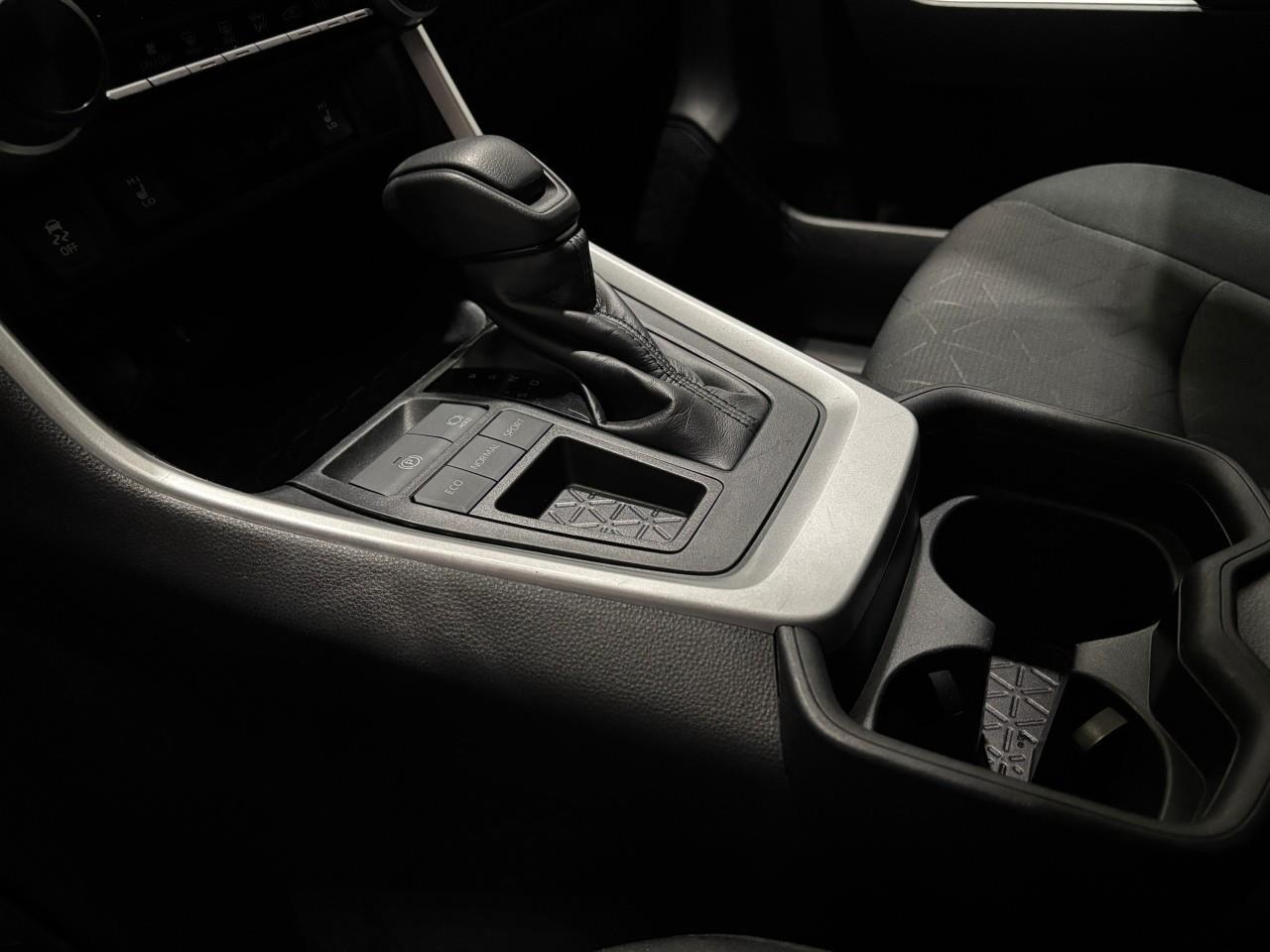 2020 Toyota RAV4 LE Photo