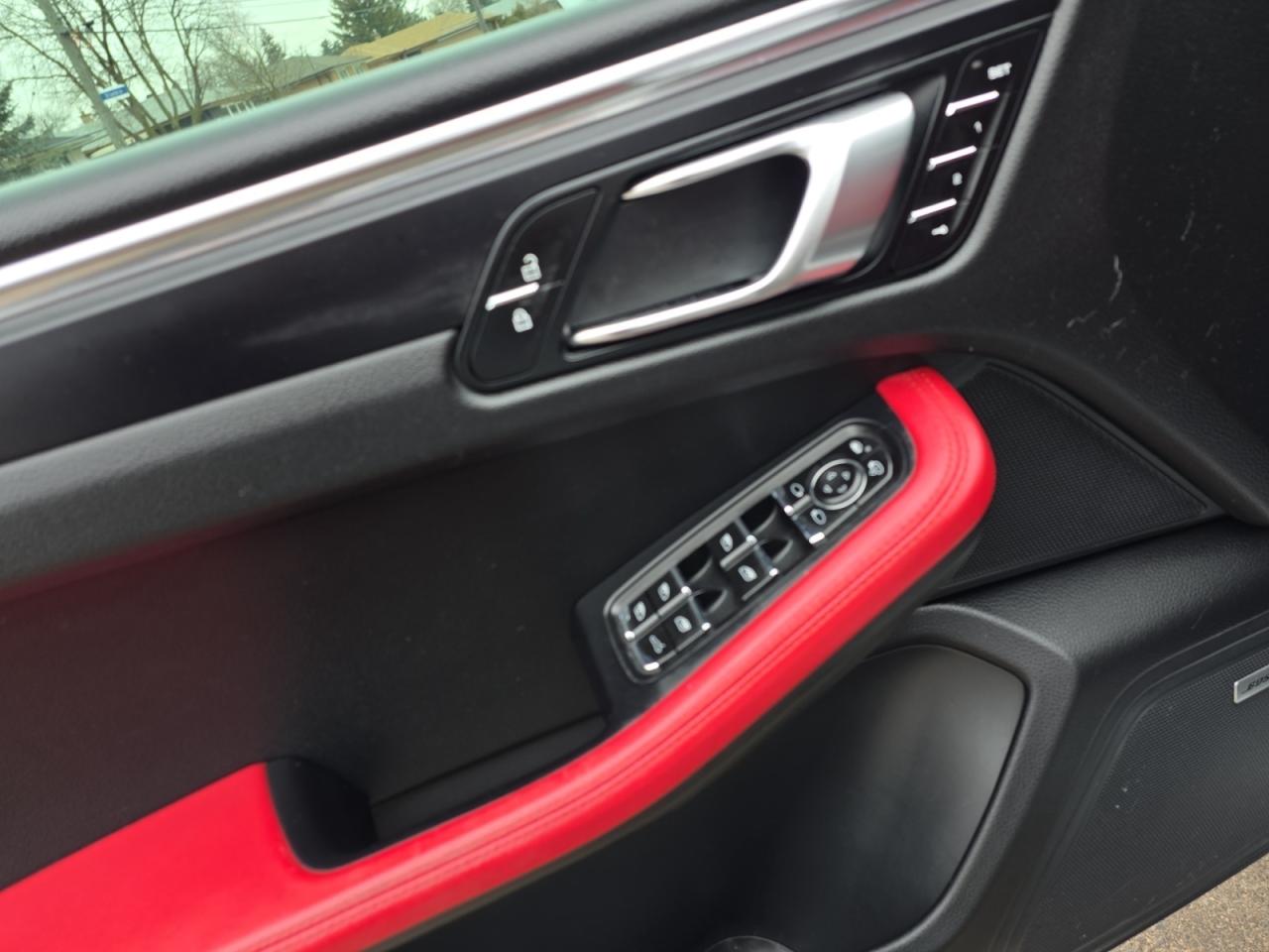 2021 Porsche Macan AWD * RED INTERIOR / COOLED SEATS / DRIVER ASSIST Photo