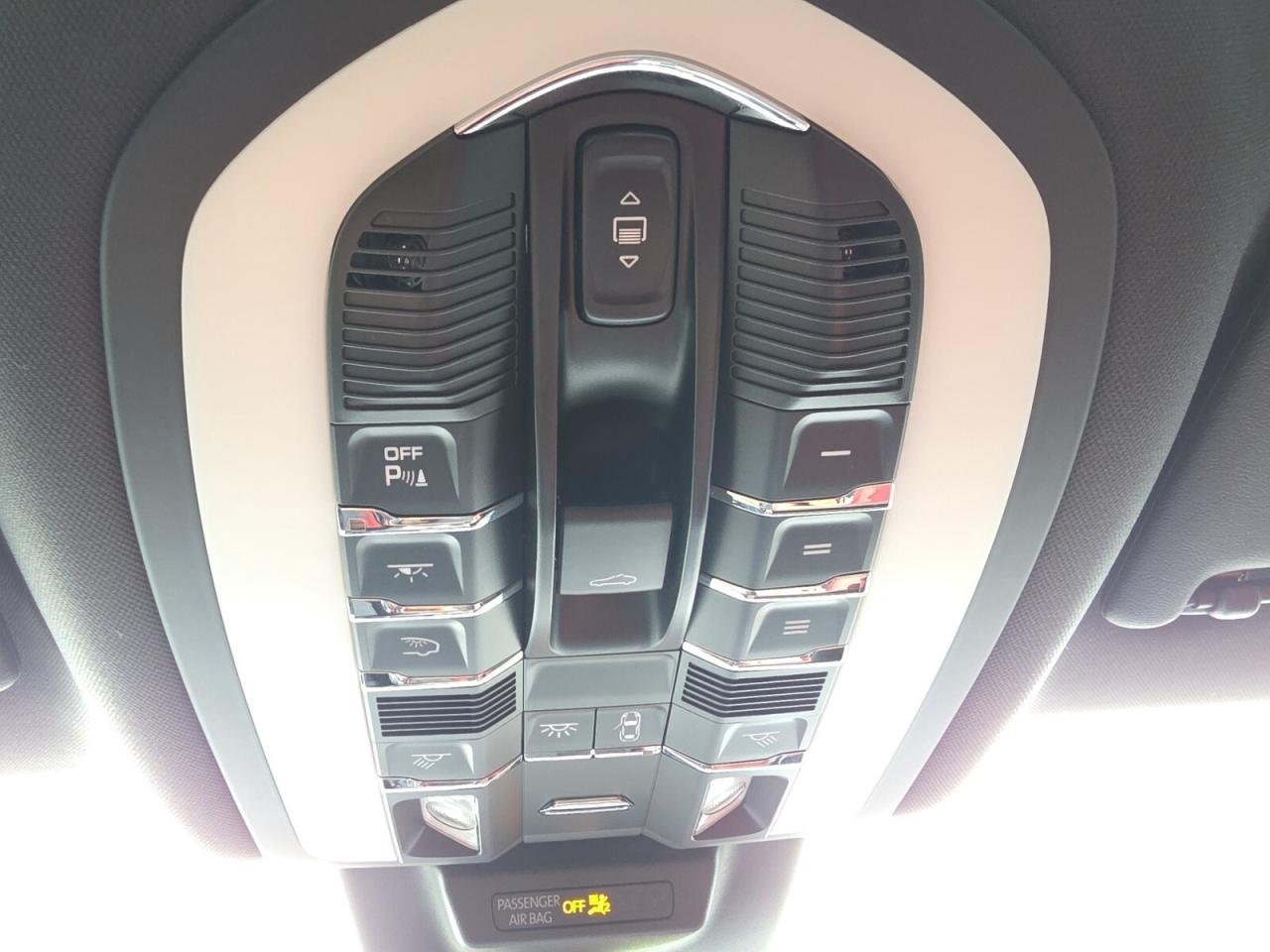 2021 Porsche Macan AWD * RED INTERIOR / COOLED SEATS / DRIVER ASSIST Photo