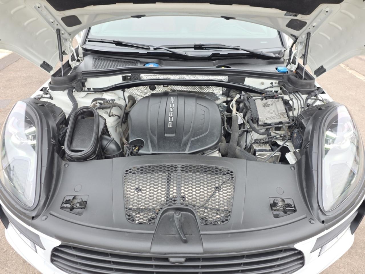 2021 Porsche Macan AWD * RED INTERIOR / COOLED SEATS / DRIVER ASSIST Photo