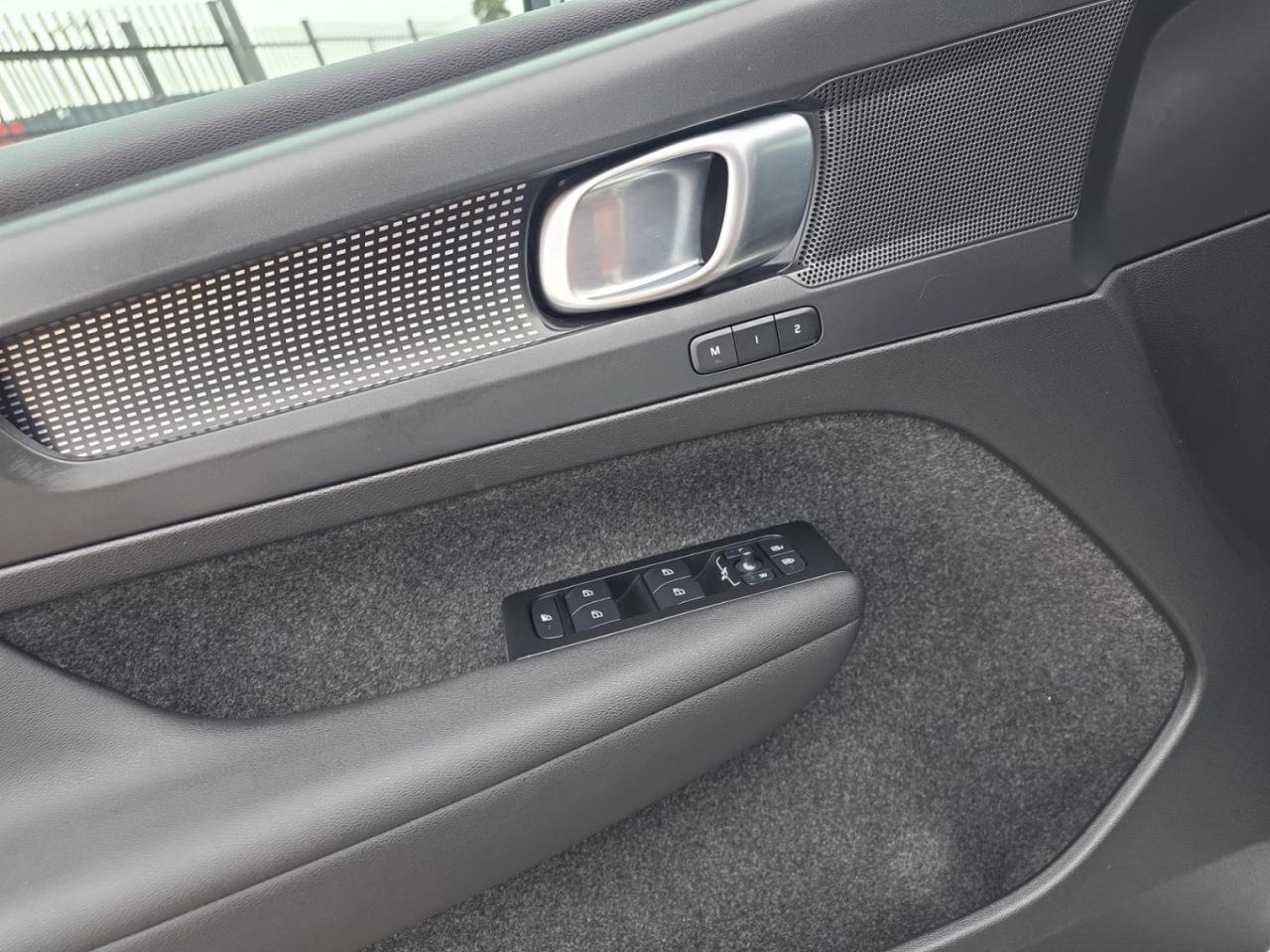 2022 Volvo XC40 T5 AWD R-Design * 1 OWNER / CARPLAY / PANORAMIC RO Photo