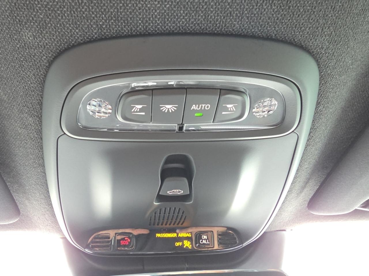 2022 Volvo XC40 T5 AWD R-Design * 1 OWNER / CARPLAY / PANORAMIC RO Photo