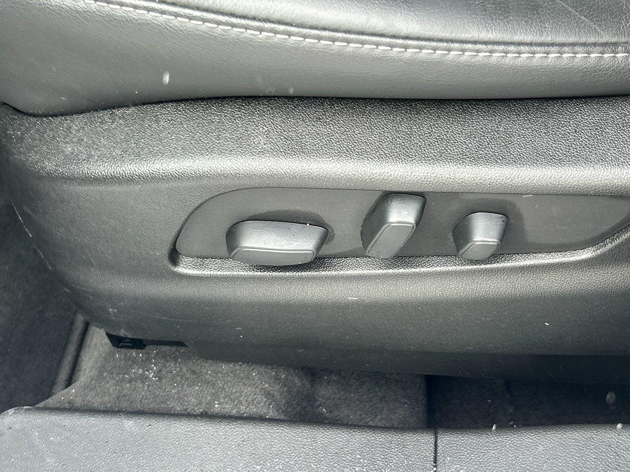 2024 Cadillac XT4 Luxury Low KM Leather Rates from 4.99% Clean CarFa Photo