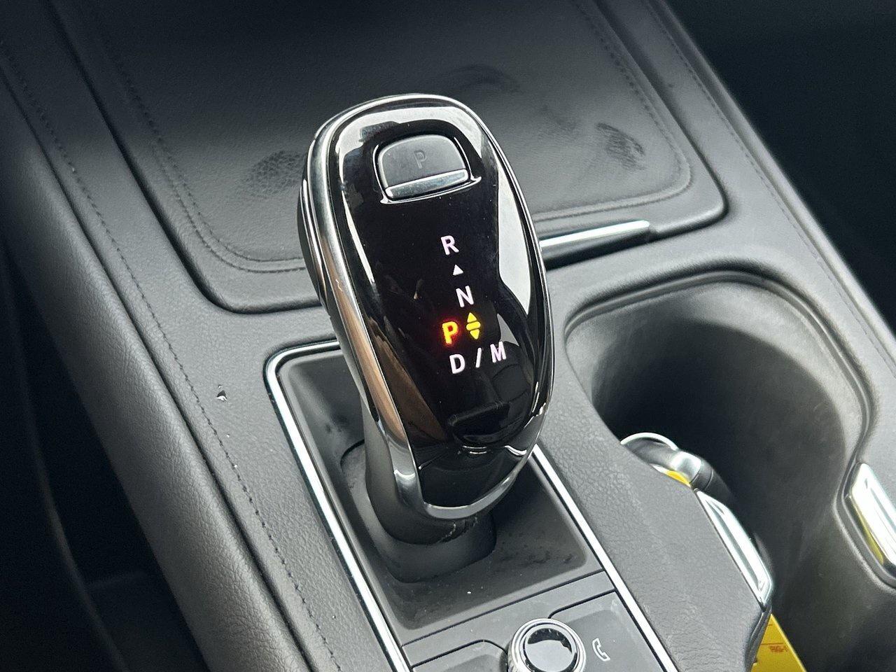 2024 Cadillac XT4 Luxury Low KM Leather Rates from 4.99% Clean CarFa Photo