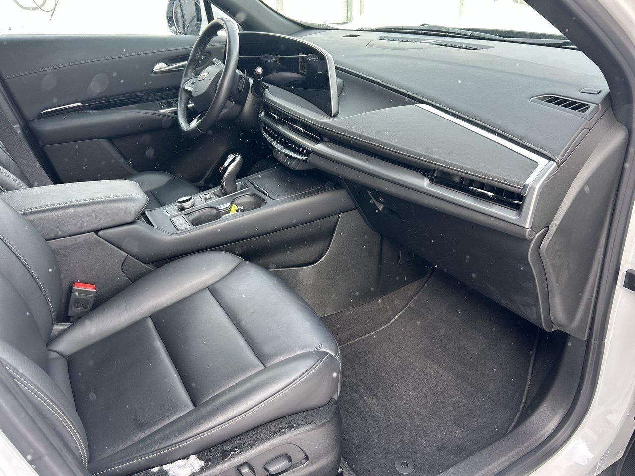 2024 Cadillac XT4 Luxury Low KM Leather Rates from 4.99% Clean CarFa Photo