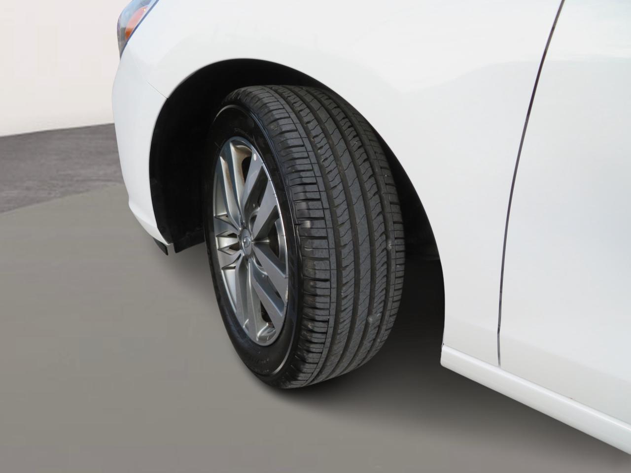 2018 Hyundai Elantra GT GT Auto Photo3