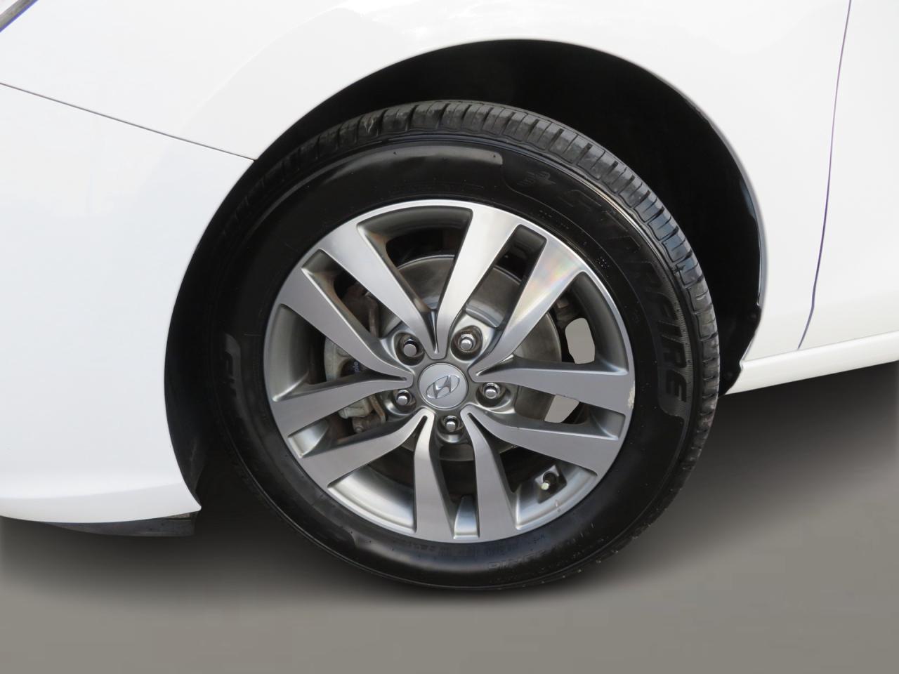 2018 Hyundai Elantra GT GT Auto Photo2