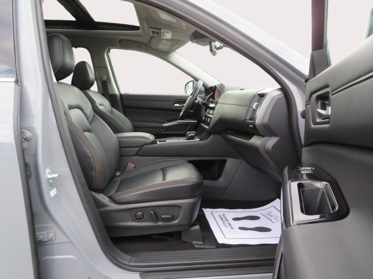 2024 Nissan Pathfinder SL 4WD Photo