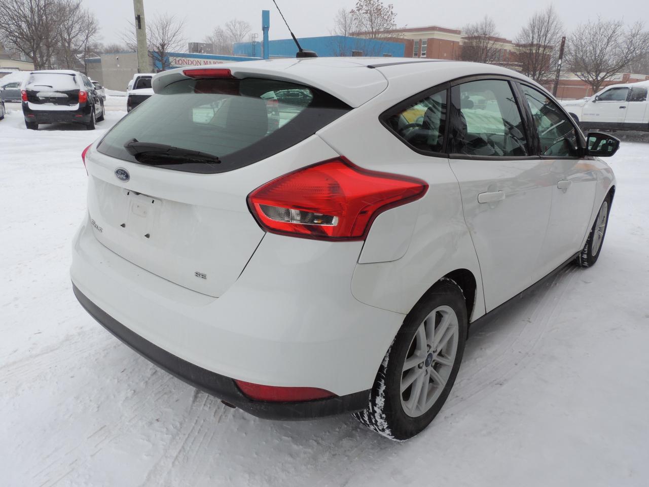 2017 Ford Focus SE Photo3