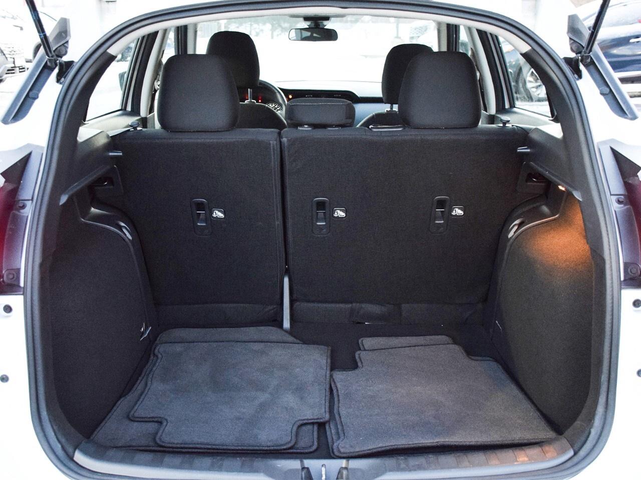 2023 Nissan Kicks SV FWD, LOW KMS, NEW BRAKES Photo