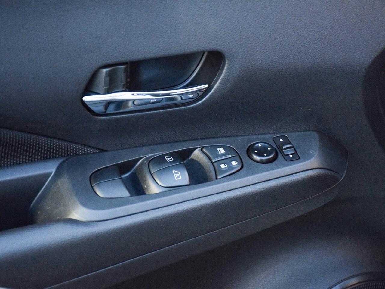 2023 Nissan Kicks SV FWD, LOW KMS, NEW BRAKES Photo