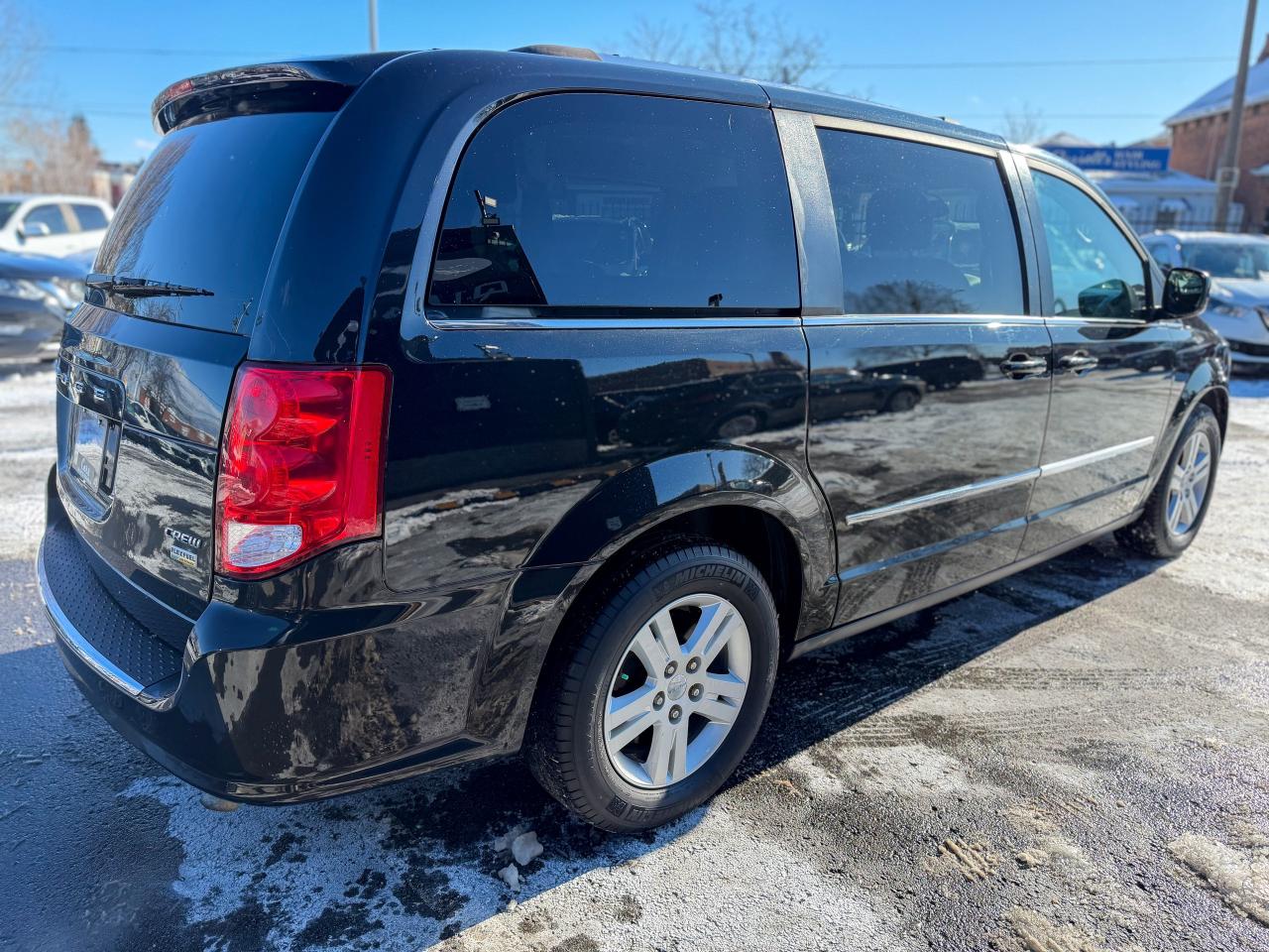 2017 Dodge Grand Caravan Crew Plus/P. SLIDING DOORS/DVD/LEATHER/LOW KM/NAVI Photo4